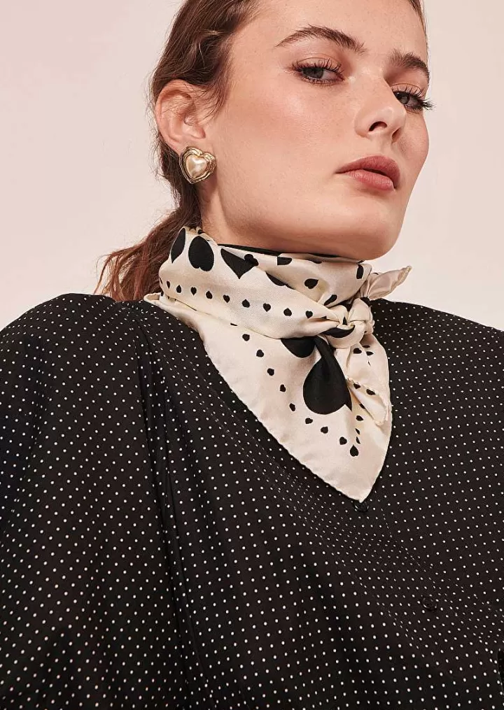 Foulard Estee En Soie Ecru Avec Coeurs A Pois Noirs^TARA JARMON New