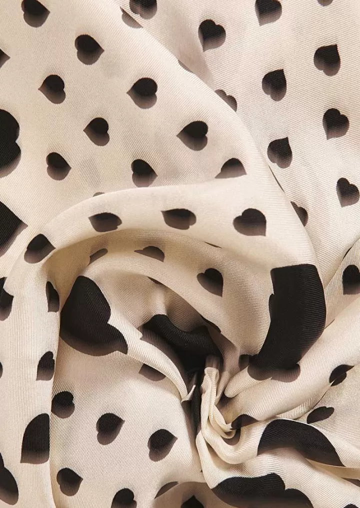 Foulard Estee En Soie Ecru Avec Coeurs A Pois Noirs^TARA JARMON New